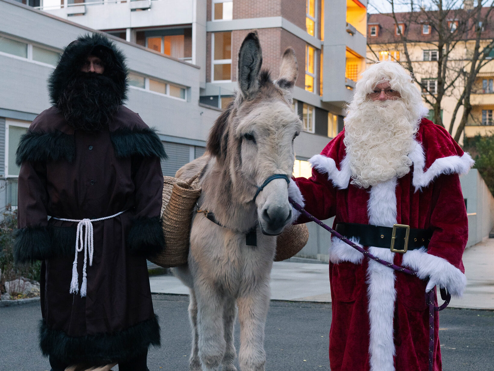 Adventsfenster – mit Samichlaus, Schmutzli und Esel Julius